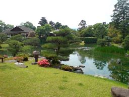 Le grand lac de la Villa imériale de Katsura a été creusé pour accueillir de petits bateaux,
