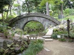 le pont de la pleine lune du jardin japonais de korakuen