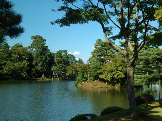 bassin du jardin de kanazawa au japon : un des plus beau jardin japonais du monde